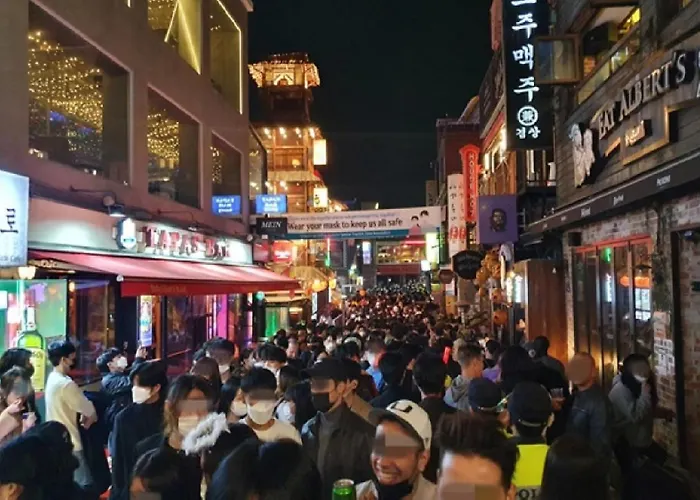 Apartment 1 Minute From Hongdae Entrance Station #4 Beds #hotel Bedding #hongdae Main Street #famous Restaurants #luggage Storage #popular #3 #melow Hongdae *