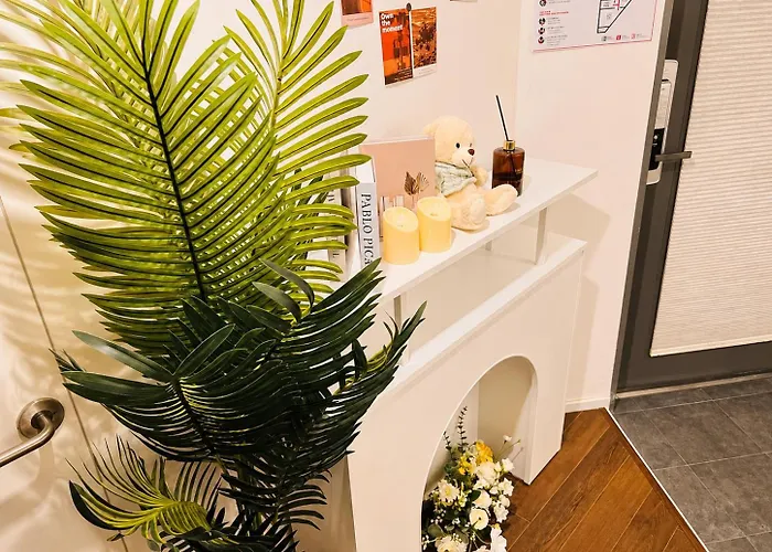 Apartment 1 Minute From Hongdae Entrance Station #4 Beds #hotel Bedding #hongdae Main Street #famous Restaurants #luggage Storage #popular #3 #melow Hongdae *